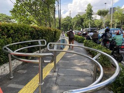Portal S Penghalang Motor Dipasang di Trotoar Metropole Jakpus Hari Ini
