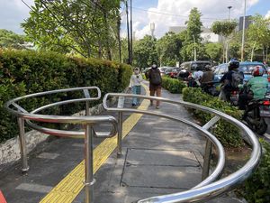 Portal S Penghalang Motor Dipasang di Trotoar Metropole Jakpus Hari Ini Portal S Penghalang Motor Dipasang di Trotoar Metropole Jakpus Hari Ini