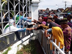 Ramai-ramai Warga Ngalap Berkah Antar Kerabat Pergi Haji di Donohudan