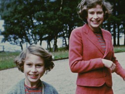 Momen Ratu Elizabeth II Bergembira di Balik Formalitas