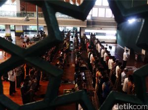 Ratusan ASN Pemkot Bandung Salat Gaib untuk Putra Ridwan Kamil Ratusan ASN Pemkot Bandung Salat Gaib untuk Putra Ridwan Kamil