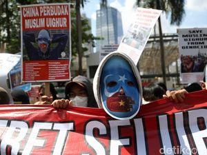 Pendemo Geruduk Kedubes China di Jakarta, Lihat Aksinya Nih