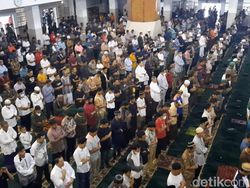 Cianjur hingga Cirebon Serempak Gelar Salat Gaib untuk Eril