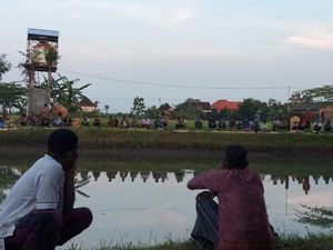 Antusias Warga Gelar Sedekah Bumi di Telaga Lamongan Usai 2 Tahun Vakum Antusias Warga Gelar Sedekah Bumi di Telaga Lamongan Usai 2 Tahun Vakum