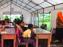 Atap Kelas Ambruk, Siswa SDN Kertowono Lumajang Terpaksa Belajar di Tenda