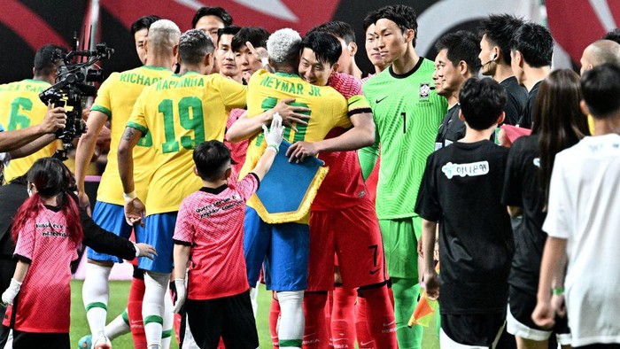 Son Heung-min, Neymar Brazil's forward Neymar (centre L) and Tottenham Hotspur's South Korean forward Son Heung-min hug before an international football friendly match at Seoul World Cup Stadium in Seoul on June 2, 2022. (Photo by ANTHONY WALLACE / AFP) (Photo by ANTHONY WALLACE/AFP via Getty Images)
