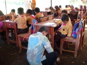 Sudah Dua Bulan Siswa SDN di Lumajang Ini Belajar di Tenda Darurat