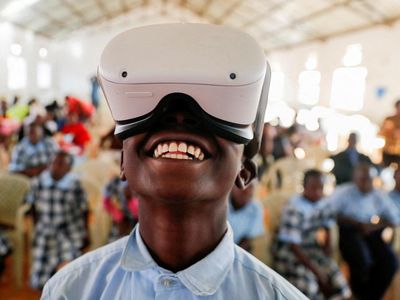 Ekspresi Ceria Anak-anak di Kenya Ikut Tur Istana Buckingham Pakai VR