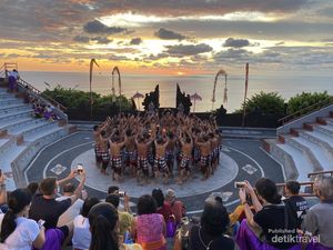 Ketika Tari Kecak dan Sunset Bersatu di Uluwatu Bali... Ketika Tari Kecak dan Sunset Bersatu di Uluwatu Bali...