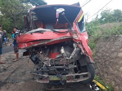 Rem Blong, Truk Pengangkut Pasir di Mandalika Tabrak Tiang Listrik