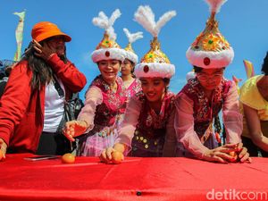 Warna-warni Perayaan Peh Cun di Parangtritis, Asik