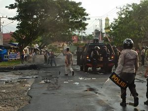 Warga Demo Sengketa Lapangan Bola di Lutra Ricuh, 3 Polisi Luka-luka
