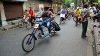 Lihat Cara Warga Kalkuta India Rayakan Hari Sepeda Sedunia, Santai...