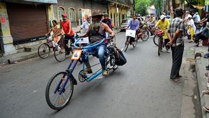 Lihat Cara Warga Kalkuta India Rayakan Hari Sepeda Sedunia, Santai...