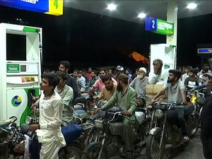 Warga Banjiri SPBU Sesaat Sebelum Harga Bensin Naik di Pakistan