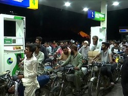 Warga Banjiri SPBU Sesaat Sebelum Harga Bensin Naik di Pakistan