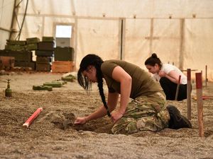 Warga Ukraina Berlatih Jinakkan Ranjau di Negeri Tetangga