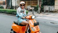 Gaya Wika Salim Naik Vespa Keliling Jakarta