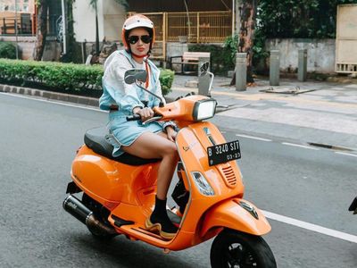Gaya Wika Salim Naik Vespa Keliling Jakarta