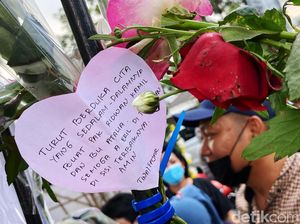 Setelah Antre Lama, Akhirnya Warga Bisa Takziah ke Gedung Pakuan Setelah Antre Lama, Akhirnya Warga Bisa Takziah ke Gedung Pakuan