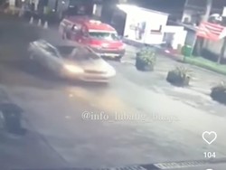 Calon Pembeli Ingin Bawa Kabur Bikin Emak-Emak Nekat Naik ke Kap Mobil