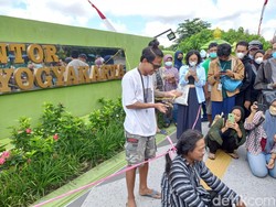 Eks Walkot Jogja Diciduk KPK, Aktivis Jogja Ora Didol Cukur Gundul