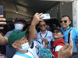 Anies Jadi Rebutan Selfie Penonton di Sirkuit Formula E