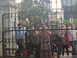 Datangi Gedung Pakuan, Banyak Warga Ingin Takziah dan Doakan Eril