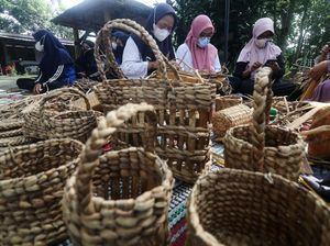 Eceng Gondok Disulap Jadi Kerajinan Cantik Eceng Gondok Disulap Jadi Kerajinan Cantik