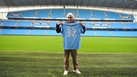 Pembahasan kontrak yang mandek di MU membawa Tevez pindah, secara kontroversial, ke klub rival Manchester City. Foto: AFP via Getty Images/AFP