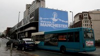 Man City pun besar-besaran mempromosikan transfer Carlos Tevez, yang dianggap simbolisasi lebih baik memilih Manchester Biru ketimbang Manchester Merah. Foto: PA Images via Getty Images/Dave Thompson - PA Images