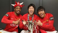 Di MU, Carlos Tevez juga dikenal sangat akrab dengan Patrice Evra dan Park Ji-sung; tiga pemain dari luar Inggris Raya yang ukuran tubuhnya juga tidak tinggi besar. Foto: Manchester United via Getty Imag/John Peters