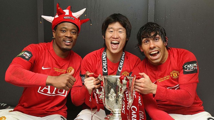 Carlos Tevez LONDON, ENGLAND - MARCH 1: (MINIMUM USAGE FEE APPLIES - 250 GBP OR LOCAL EQUIVALENT) Patrice Evra, Ji-Sung Park and Carlos Tevez of Manchester United pose in the dressing room with the Carling Cup trophy after the Carling Cup Final match between Manchester United and Tottenham Hotspur at Wembley Stadium on March 1 2009 in London, England. (Photo by John Peters/Manchester United via Getty Images)
