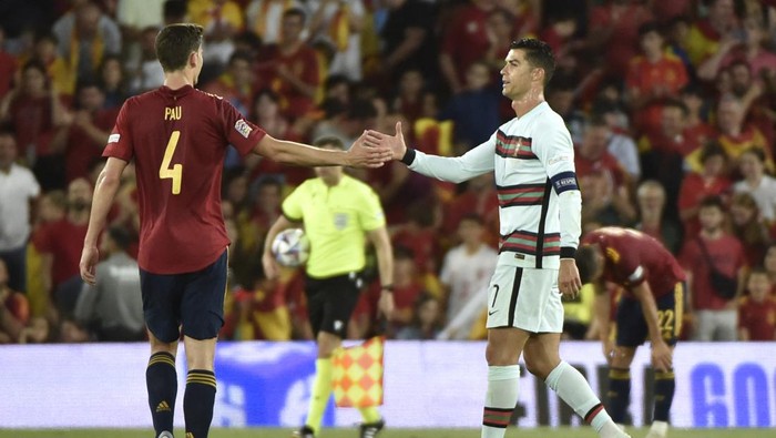 Spains defender Pau Torres (L) shakes hands with Portugals forward Cristiano Ronaldo at the end of the UEFA Nations League, league A group 2 football match between Spain and Portugal, at the Benito Villamarin stadium in Seville on June 2, 2022. (Photo by CRISTINA QUICLER / AFP) (Photo by CRISTINA QUICLER/AFP via Getty Images)