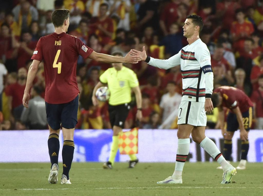 Ronaldo Rayu Pau Torres usai Duel Spanyol Vs Portugal?