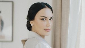 8 Gaya Sophia Latjuba Dampingi Eva Celia Nikah, Awet Muda di Usia 51