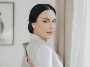 8 Gaya Sophia Latjuba Dampingi Eva Celia Nikah, Awet Muda di Usia 51