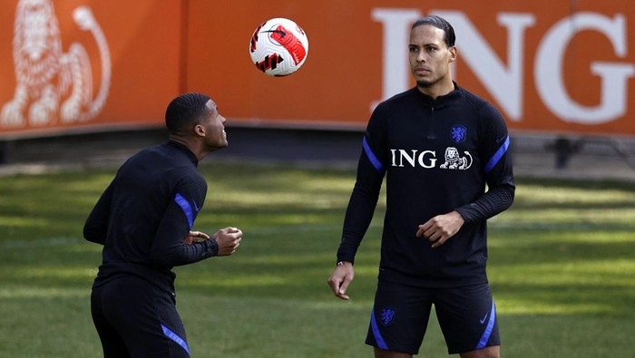 Netherlands  midfielder Georginio Wijnaldum and defender Virgil van Dijk attend a  training session at the KNVB Campus on March 22, 2022, in Zeist, ahead of friendly football matches against Denmark and Germany - - Netherlands OUT (Photo by MAURICE VAN STEEN / ANP / AFP) / Netherlands OUT (Photo by MAURICE VAN STEEN/ANP/AFP via Getty Images)