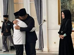 Momen Gubernur Jambi Peluk Ridwan Kamil yang Tengah Berduka