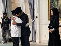 Berbondong-bondong Kuatkan Pundak Ridwan Kamil