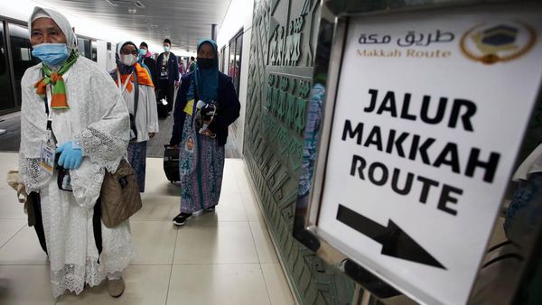 Jemaah Haji Kloter Pertama Jakarta Diberangkatkan ke Tanah Suci