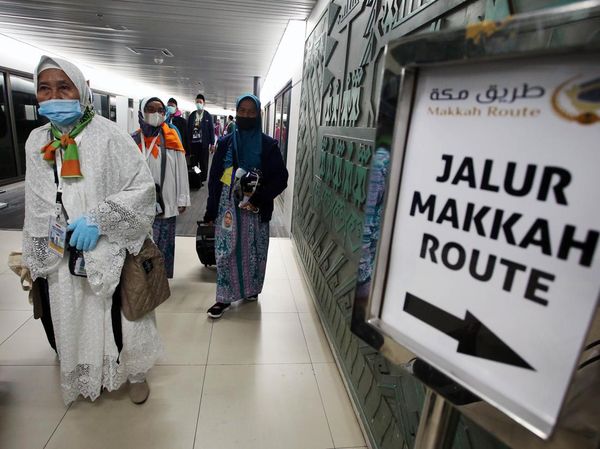 Jemaah Haji Kloter Pertama Jakarta Diberangkatkan ke Tanah Suci