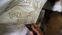 Mantap, Penyandang Disabilitas Asal Solo Bikin Batik Motif Formula E