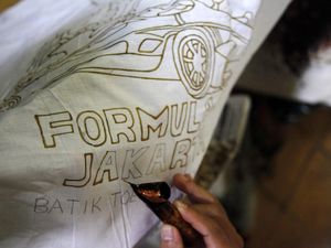Mantap, Penyandang Disabilitas Asal Solo Bikin Batik Motif Formula E