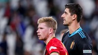 Dua pemain timnas Belgia, Kevin De Bruyne dan Thibaut Courtois, juga pernah punya masalah perempuan. Di tahun 2014, Courtois dikabarkan selingkuh dengan perempuan yang saat itu dipacari De Bruyne. Konon pacar De Bruyne, Caroline, memang hendak balas dendam karena sang kekasih sudah selingkuh duluan dengan bestie-nya. Foto: Getty Images/Soccrates Images