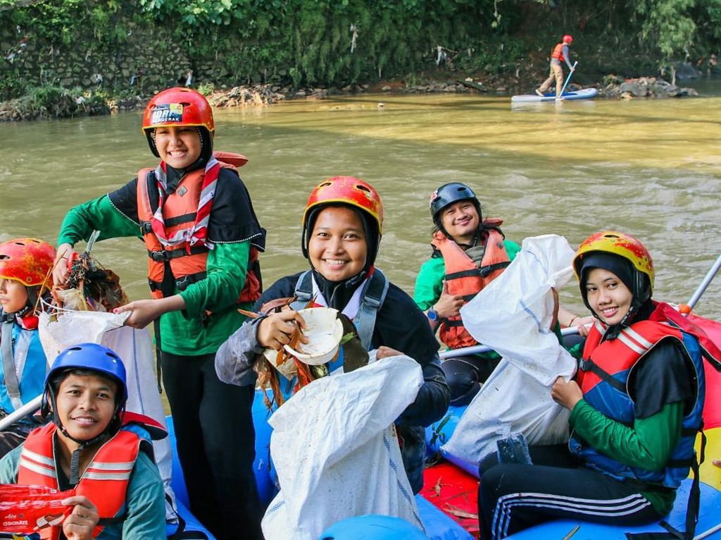 Hari Lingkungan Hidup, KLHK & Komunitas Bersihkan Sungai Ciliwung