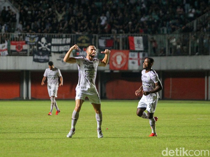 Laga uji coba PSS Sleman menjamu tamunya Bali United di Stadion Maguwoharjo, Sleman, Yogyakarta, Sabtu (4/6/2022). Laga uji yang diselenggarakan dengan suporter tersebut berakhir dengan skor 1-2 untuk kemenangan Bali United.