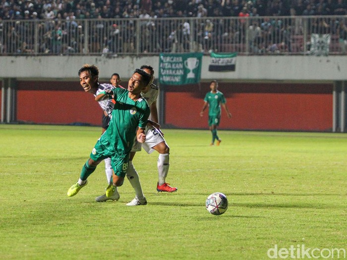 Laga uji coba PSS Sleman menjamu tamunya Bali United di Stadion Maguwoharjo, Sleman, Yogyakarta, Sabtu (4/6/2022). Laga uji yang diselenggarakan dengan suporter tersebut berakhir dengan skor 1-2 untuk kemenangan Bali United.