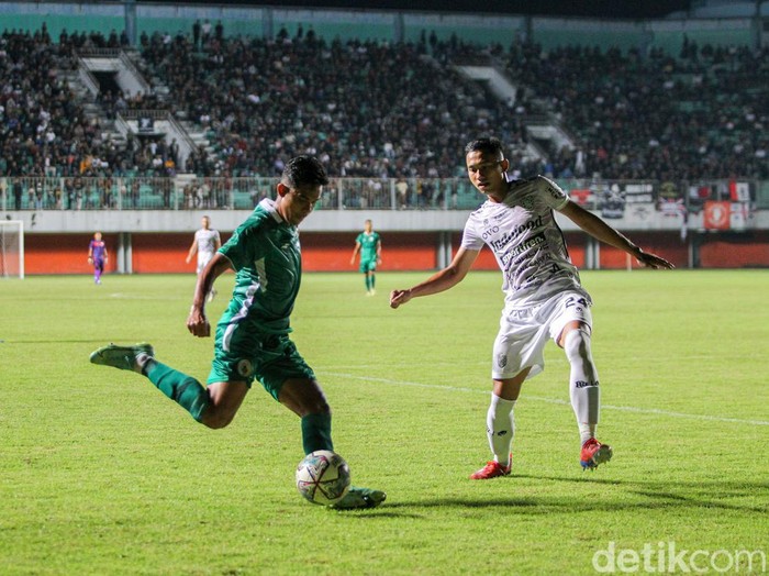 Laga uji coba PSS Sleman menjamu tamunya Bali United di Stadion Maguwoharjo, Sleman, Yogyakarta, Sabtu (4/6/2022). Laga uji yang diselenggarakan dengan suporter tersebut berakhir dengan skor 1-2 untuk kemenangan Bali United.