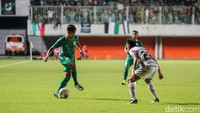 Permainan menjadi menarik, kedua tim saling jual beli serangan di babak kedua.